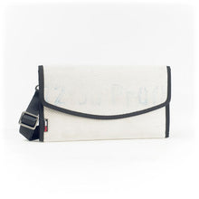 Lade das Bild in den Galerie-Viewer, Clutch Charlie, Feuerwear, Unikate, Nachhaltigkeit, Feuerwehrschlauch, Feuerwehr, Tasche, Handtasche, Umhängetasche, Weiß, Rot, Schwarz, Upcycling 2
