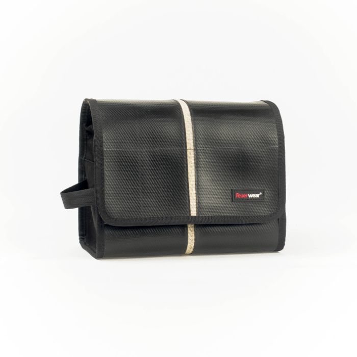 Kulturbeutel Henry, Feuerwear, Unikate, Nachhaltigkeit, Feuerwehrschlauch, Feuerwehr, Reise, Tasche, Utensilien, Weiß, Rot, Schwarz, Upcycling