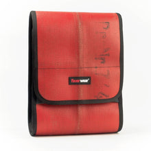 Lade das Bild in den Galerie-Viewer, Umhängetasche Jack, Feuerwear, Unikate, Nachhaltigkeit, Feuerwehrschlauch, Feuerwehr, Tasche, Handtasche, Umhängetasche, Weiß, Rot, Schwarz
