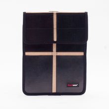 Lade das Bild in den Galerie-Viewer, Tablet Tasche Rob 2, Feuerwear, Unikate, Nachhaltigkeit, Feuerwehrschlauch, Feuerwehr, Tablet, Tasche, Weiß, Rot, Schwarz, Upcycling
