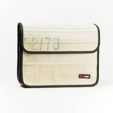 Lade das Bild in den Galerie-Viewer, Laptoptasche Scott 15, Feuerwear, Unikate, Nachhaltigkeit, Feuerwehrschlauch, Feuerwehr, Tasche, Umhängetasche, Laptop, Upcycling
